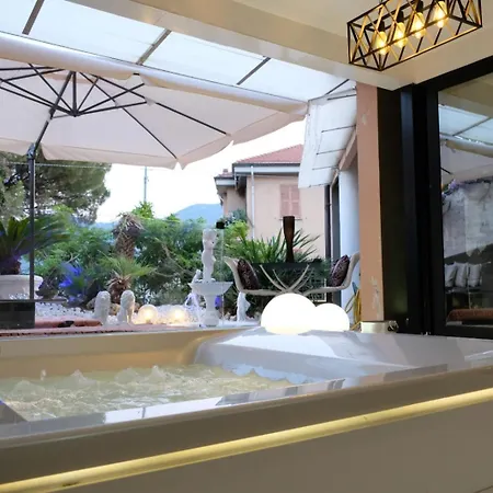 Penthouse Montecarlo Style With Lounge Pool Appartement La Spezia